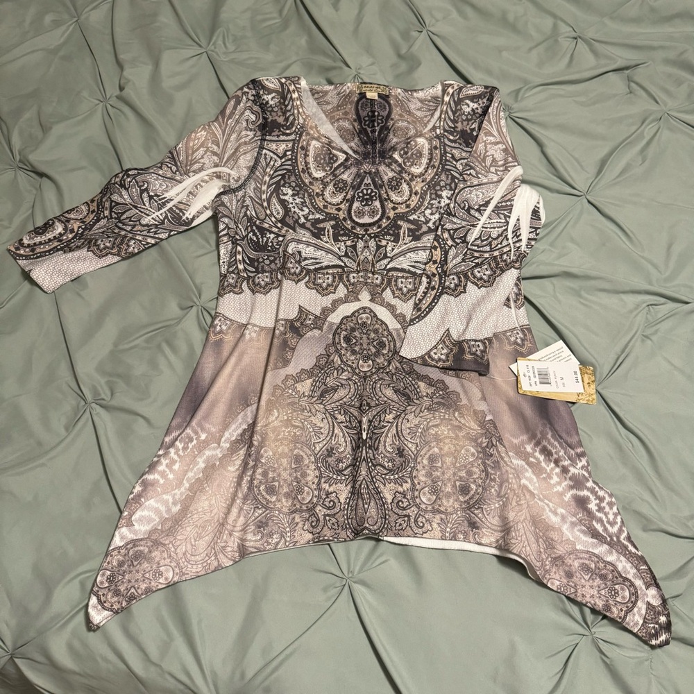Chic Women's Tunic Top in Black and Gray
